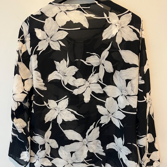 Banana Republic black and white floral patterned long sleeved blouse size small - Picture 3 of 3